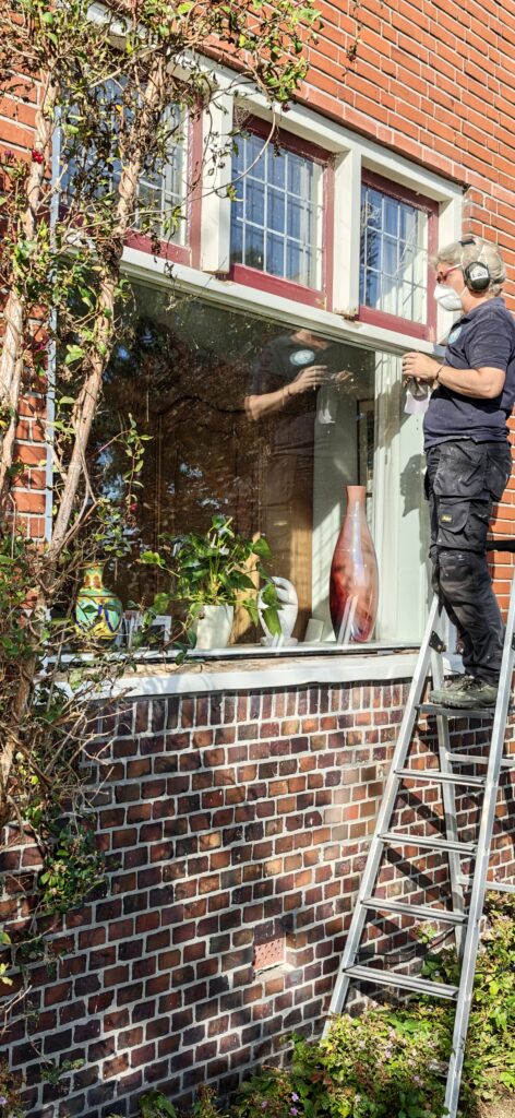 Vakvrouw herstelt houtrot aan kozijn van jaren 30-woning in Middelbert